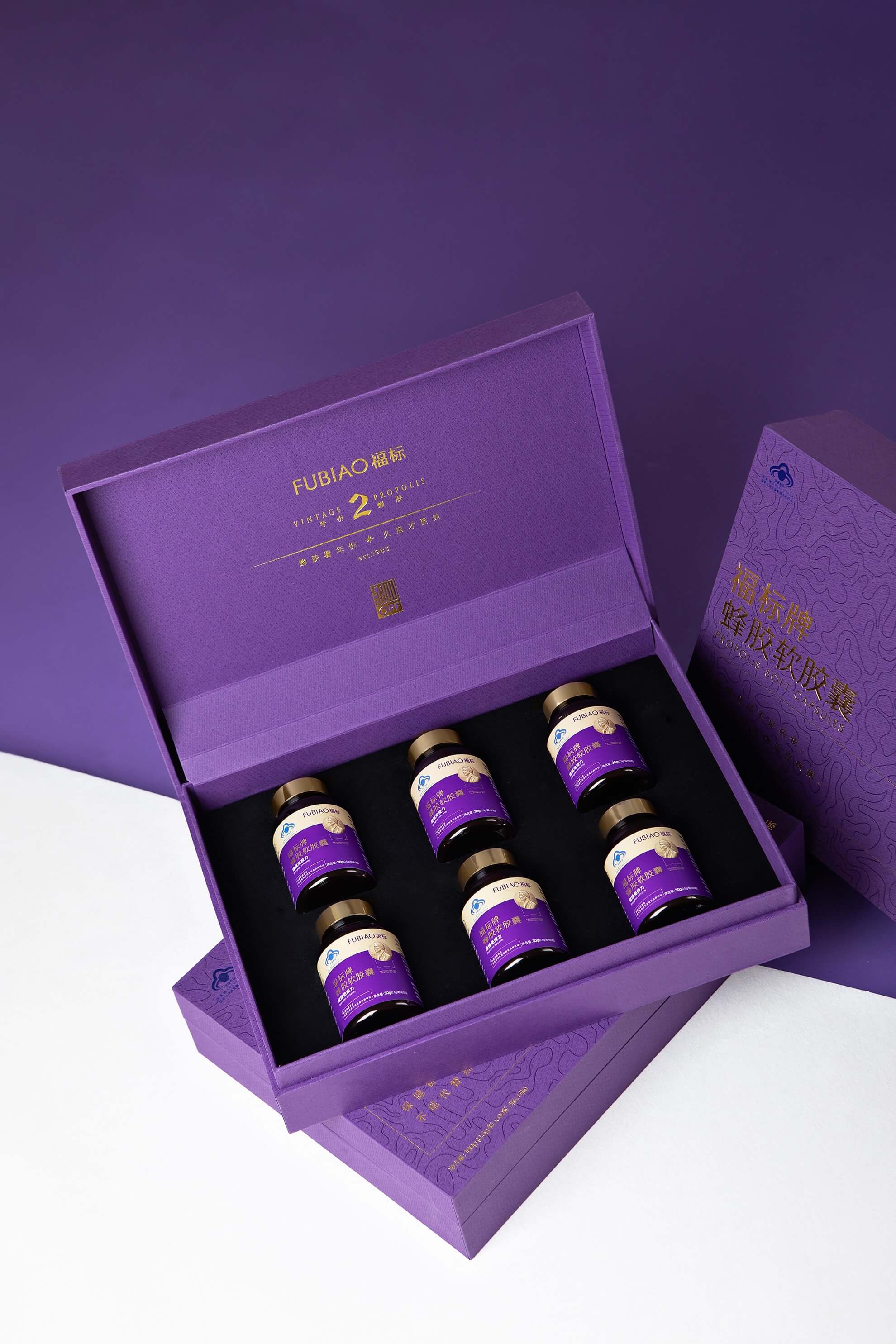 蜂胶软胶囊礼盒装白底展示